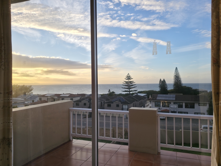 7 Bedroom Property for Sale in Wavecrest Eastern Cape